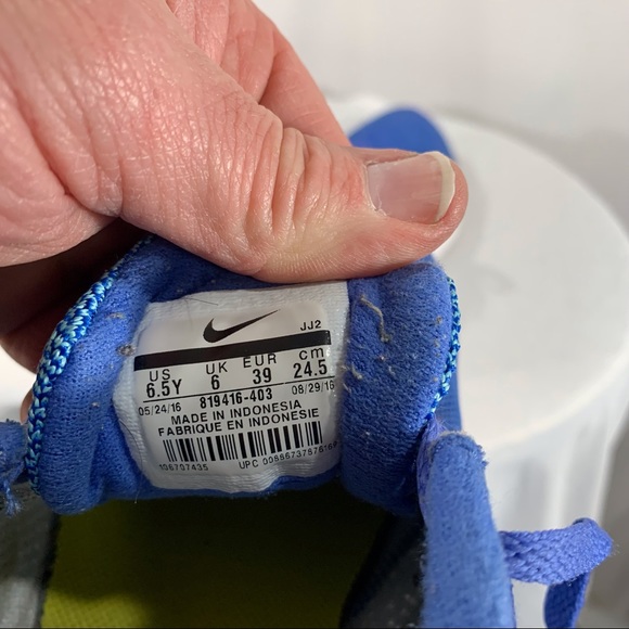 Nike Youth Size 6.5 Revolution 5 Shoes - Picture 7 of 8